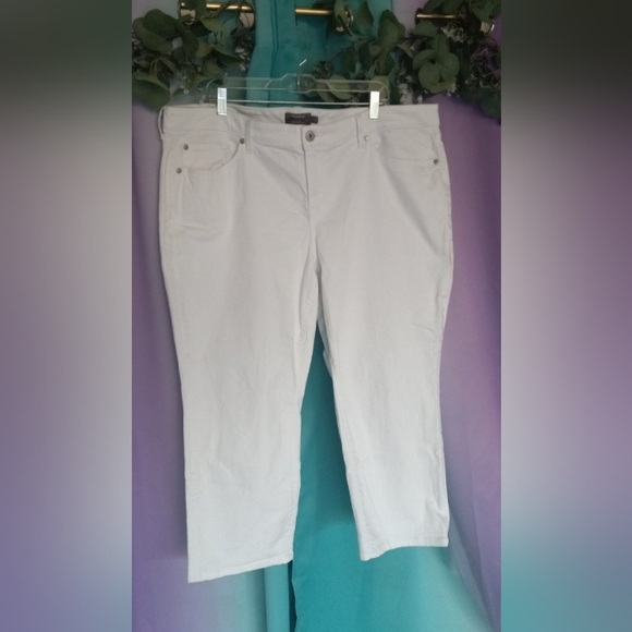 Torrid White Jeans VINTAGE STRETCHY - Picture 3 of 6